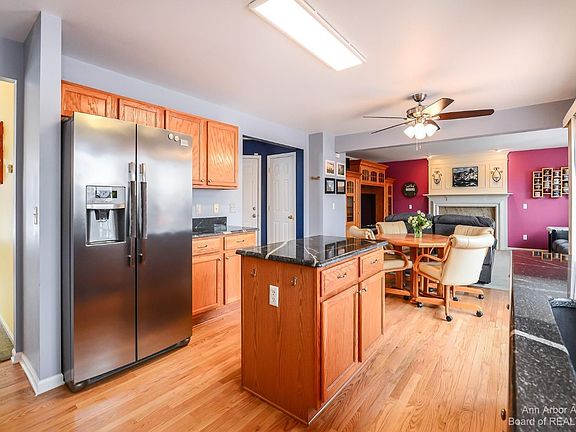 3rd image of 7639 Carlton Dr