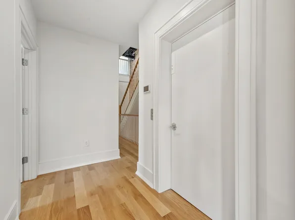 647 Jersey Avenue image 16 of 36