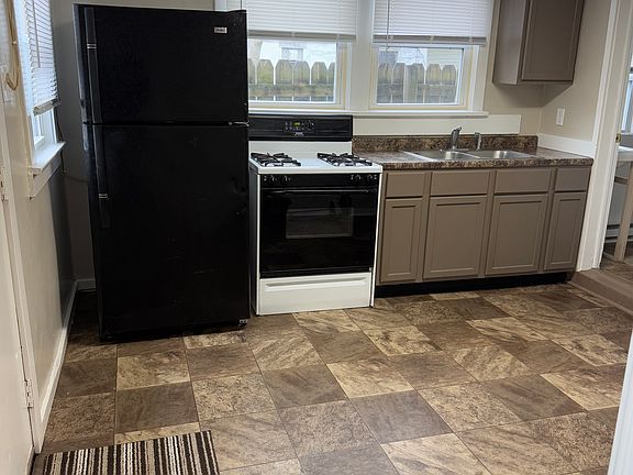 3rd image of 1211 W Jefferson Blvd #5