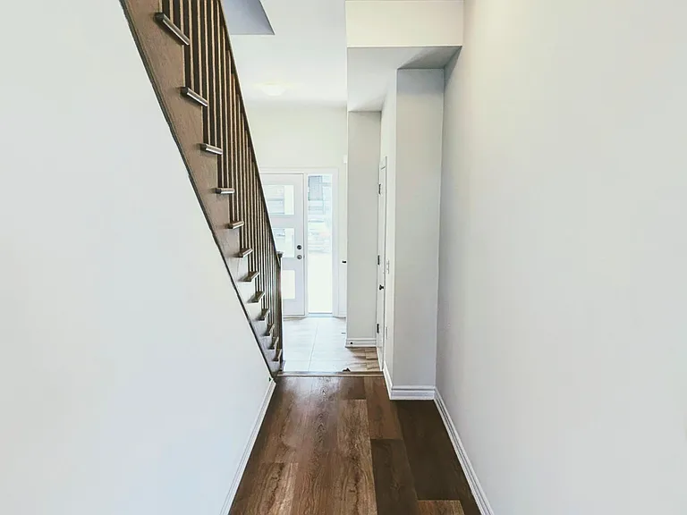 91 Inverary Cres — Photo 8