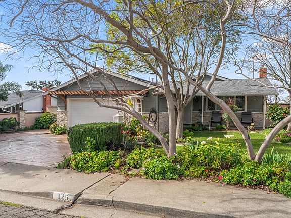 3rd image of 925 N Camino Alto