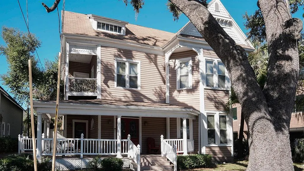 4 bed, 1.0 bath, 3824 sqft, $3,000 — Photo 2