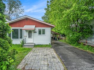 628 Hochelaga St, Ottawa, ON K1K 2E9