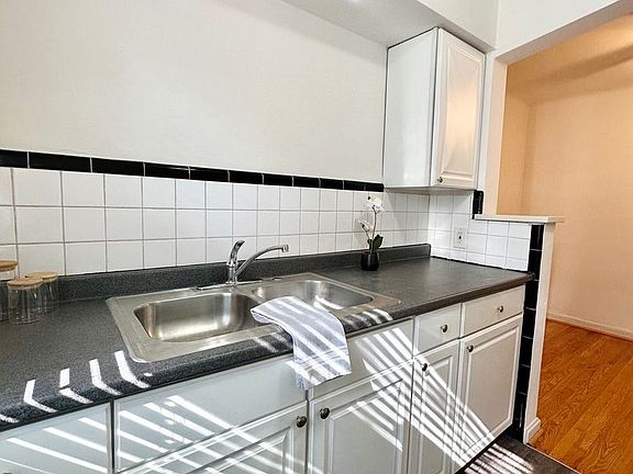 3rd image of 6369-6371 Sutherland Ave