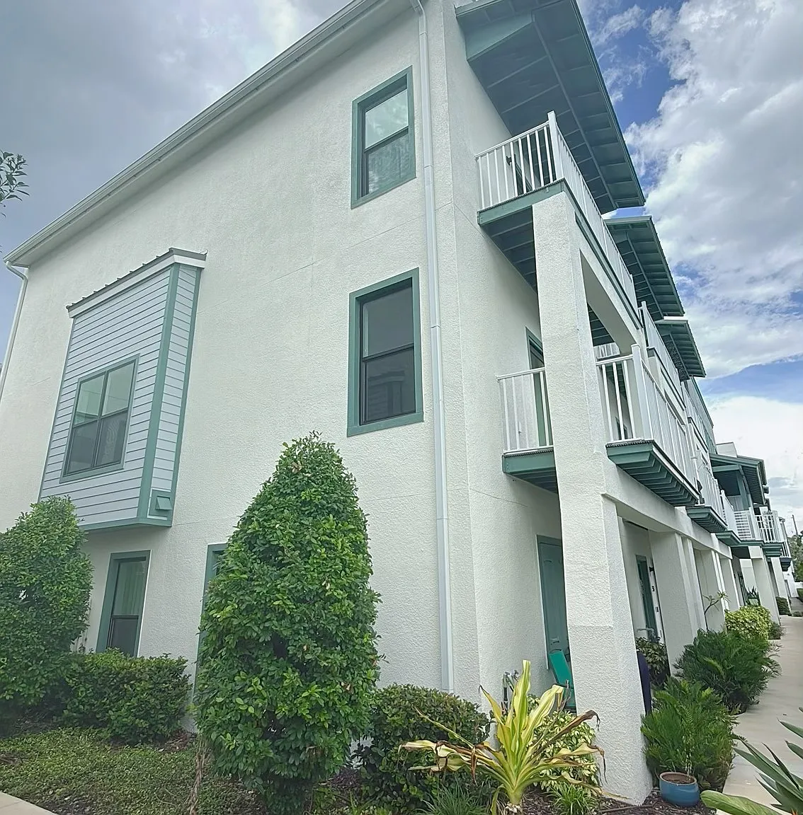 3 bed, 3.5 bath, 2296 sqft, $4,499 — Photo 3