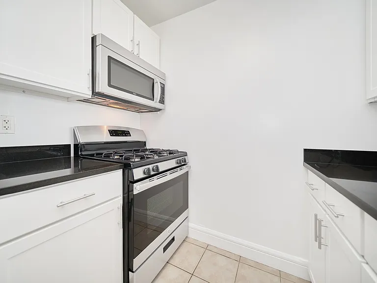 160 Riverside Blvd #16P — Photo 8