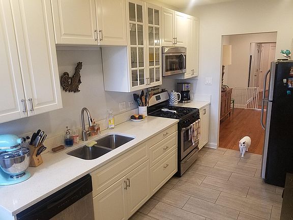 3rd image of 1719 W Bryn Mawr Ave #2E