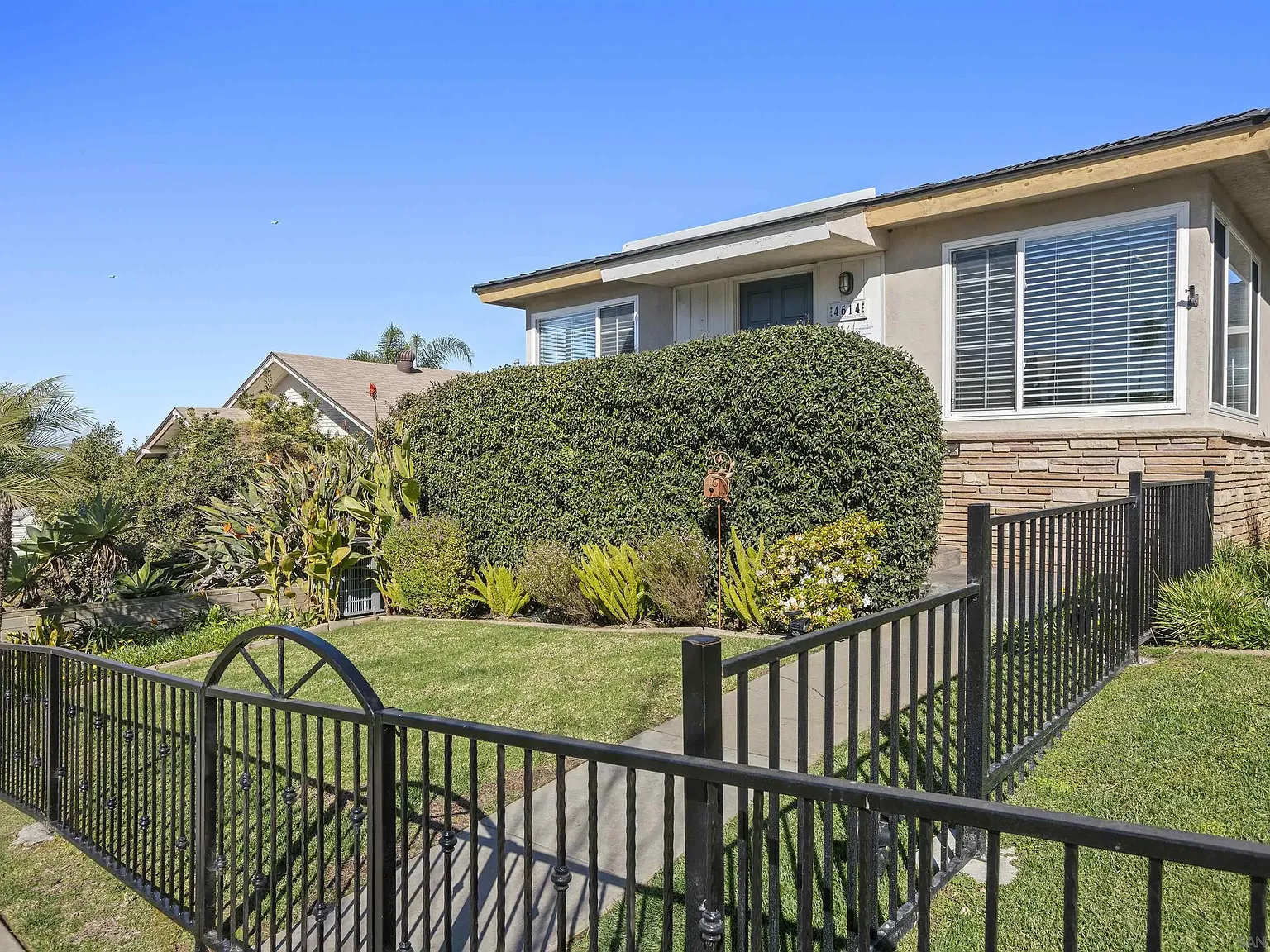 2 bed, 1.0 bath, 915 sqft, $6,000 — Photo 3