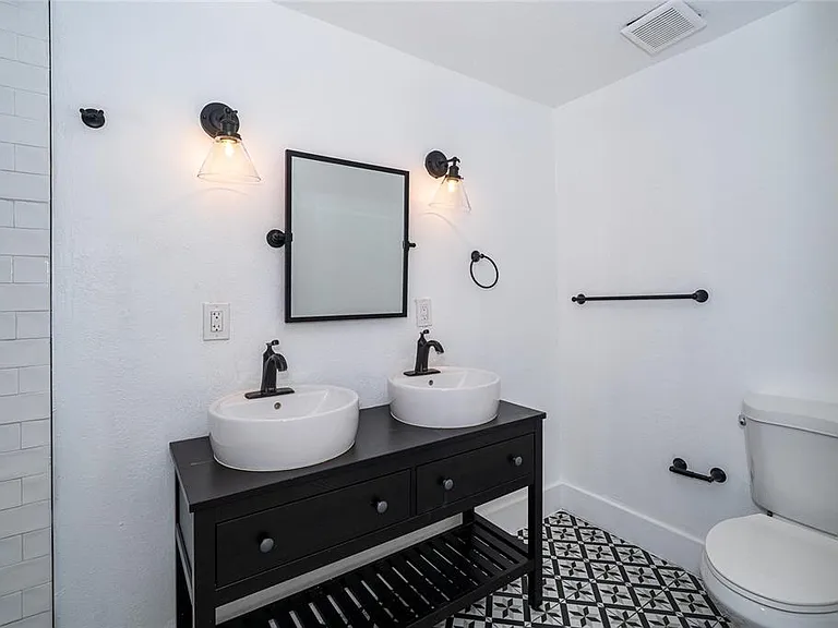 6704 N Taliaferro Ave — Photo 32