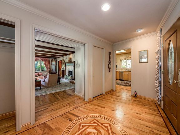 5th image of 114 Gramercy Dr