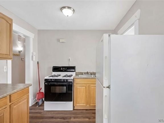 3rd image of 60 Wyandotte Ave