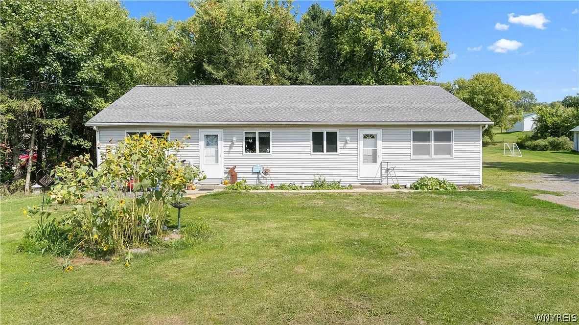 2 bed, 1.0 bath, 2072 sqft, $1,600 — Photo 1
