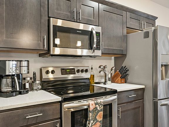 5th image of 1601 N Windsor Ave #202