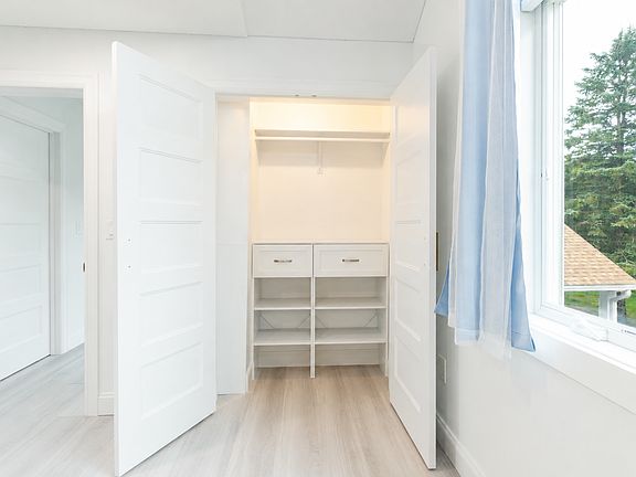 5th image of 747 Portland Rd Room 1