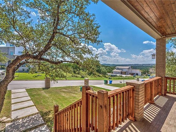 3rd image of 901 Barrie Dr