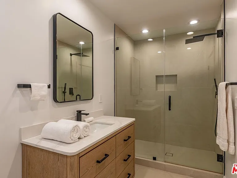 624 N Beverly Dr — Photo 31