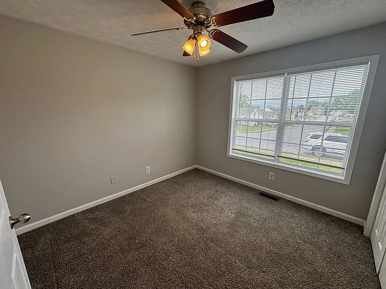 306 Chalet Cir — Photo 4