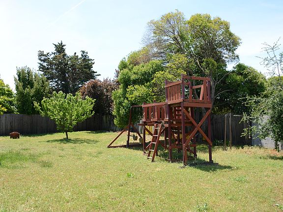 5th image of 12 Clarence Ct