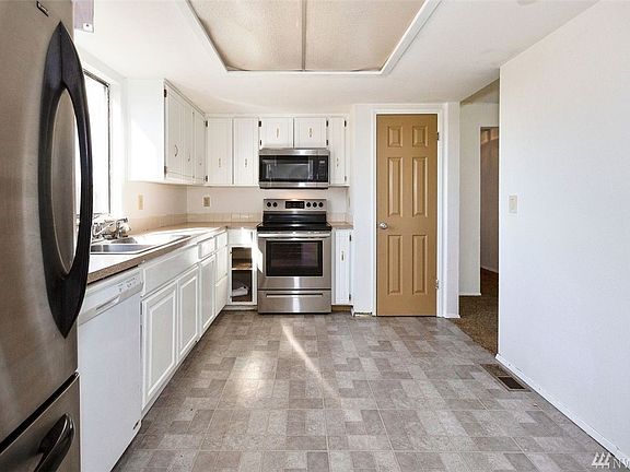 2nd walk way into kitchen from living room