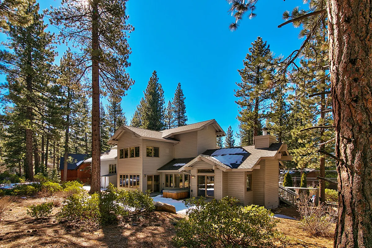346 Country Club Dr photo 1