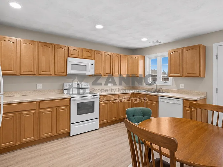 498 Park Ave — Photo 4