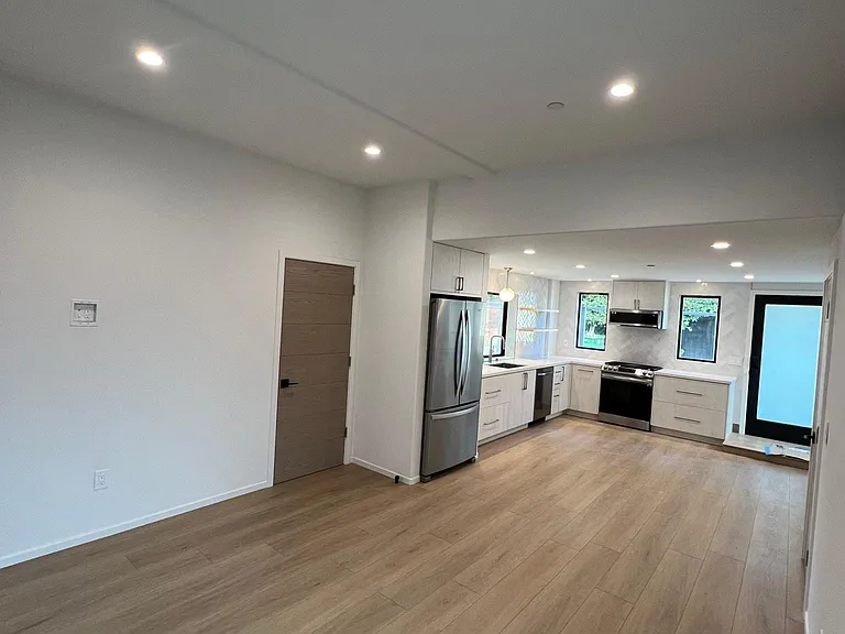 2610 S Barrington Ave — Photo 7