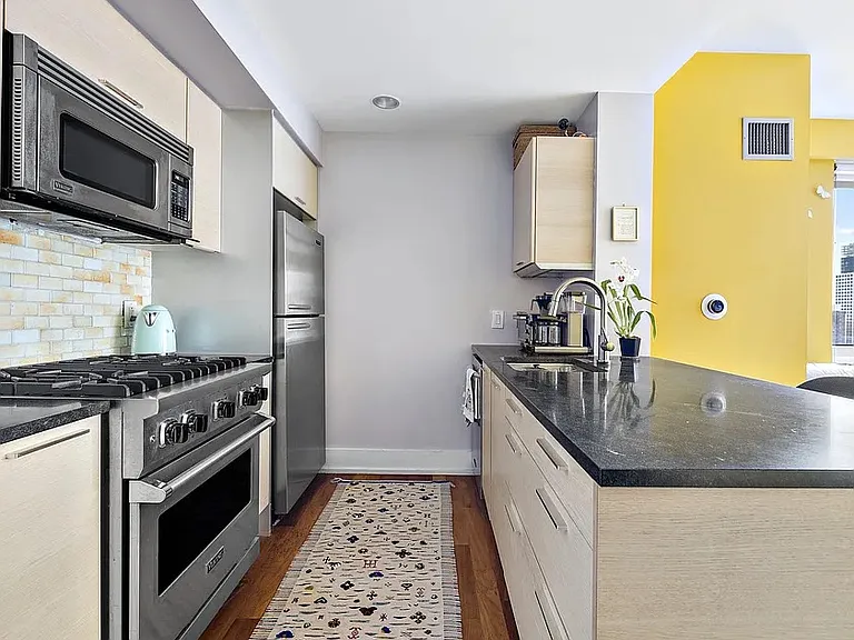 350 W 42nd St #23A — Photo 4