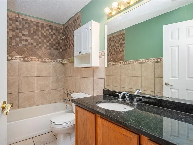 915 Wentworth Ct — Photo 18