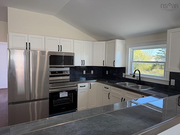 4th image of 22 Hardwood Hills Rd