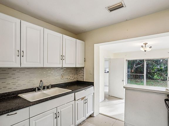 5th image of 520 NE 45th St
