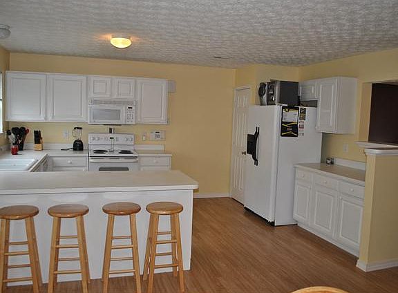 3rd image of 2427 Delowe St