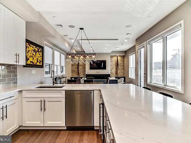305 Green St — Photo 12