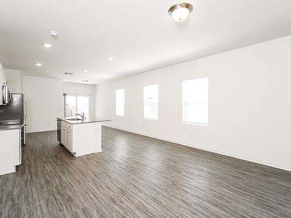3rd image of 215 Bracken Ln