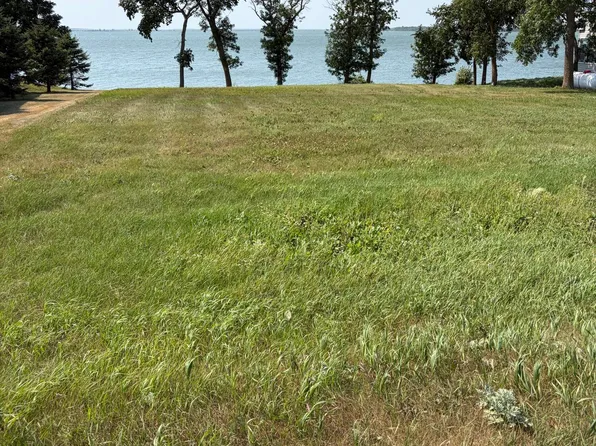 26 E Lake Rd, Devils Lake, ND 58301