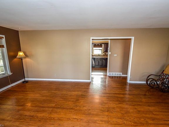 3rd image of 1454 Forest Dr