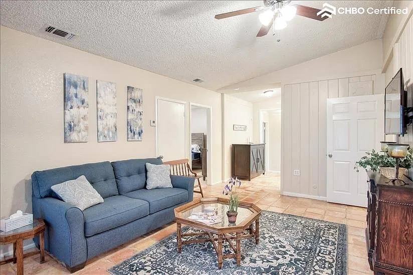Sunset Hills Furnished House — Photo 4