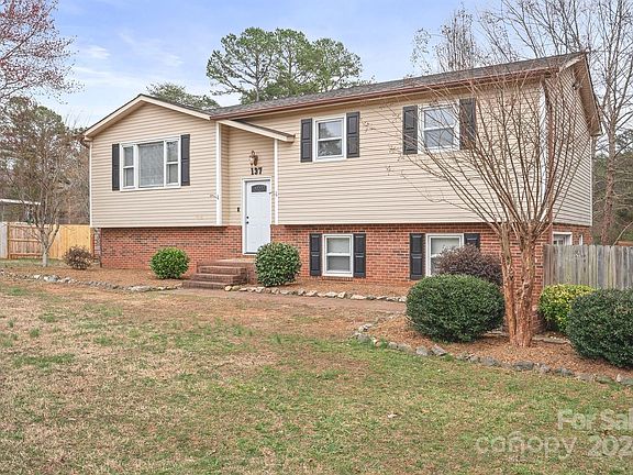 3rd image of 137 Dawnwood Ln