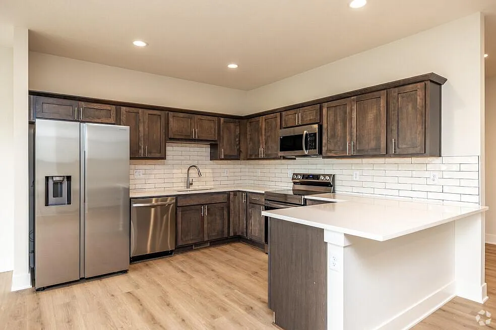 Platinum Pointe — Photo 1
