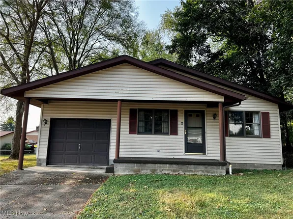 206 Watson Cir NE, New Philadelphia, OH 44663
