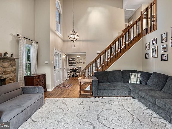 4th image of 40 Roxbury Ct #A