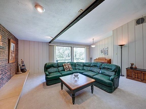 4th image of 2921 Lakeshore Dr