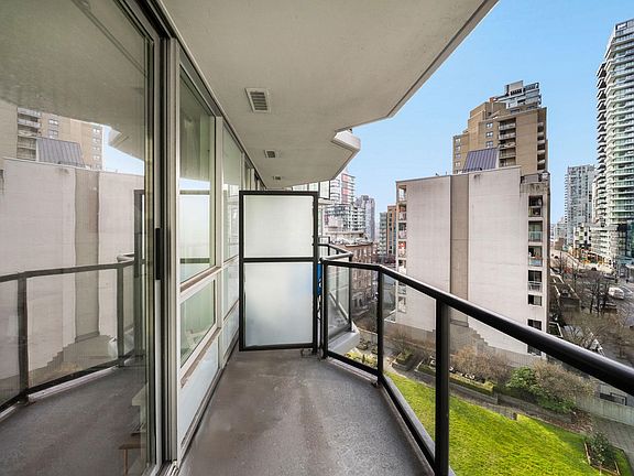 5th image of 1212 Howe St #706