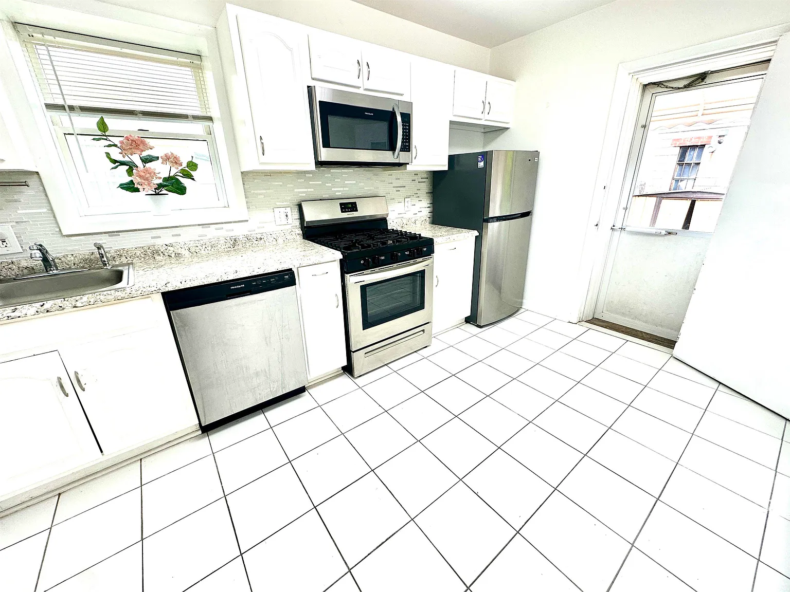4 bed, 2.0 bath, $2,999 — Photo 3