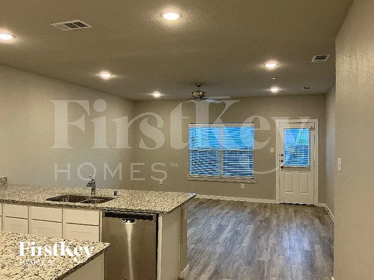 602 Sophia Way — Photo 2