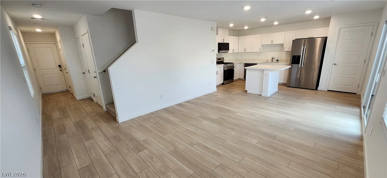 4 bed, 2.5 bath, 1431 sqft, $2,000 — Photo 3