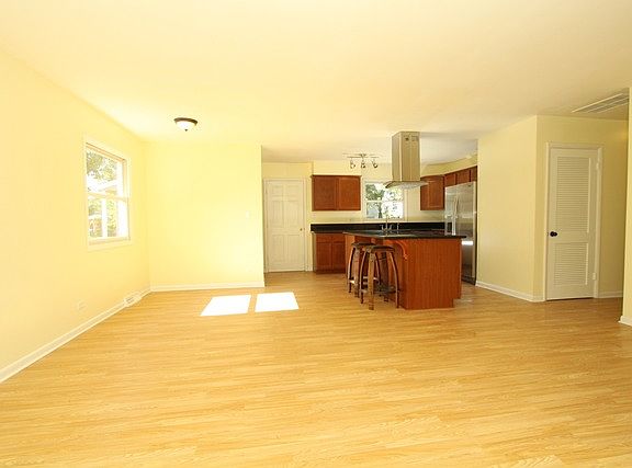 4th image of 350 N Pershing Ave