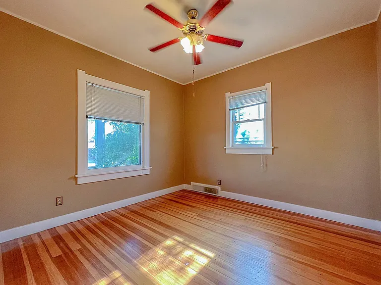 709 E 5th St #BUNGALOW — Photo 10