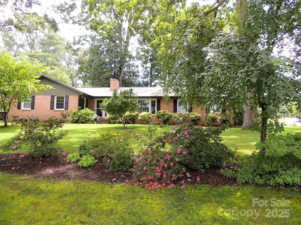 1220 Everette Pl, Hendersonville, NC 28791