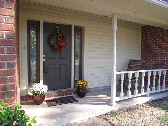 3rd image of 16 Hickory Oak Ln