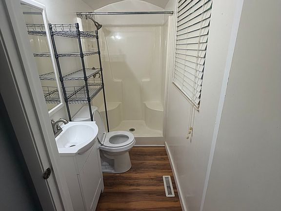 5th image of 304 Crestfield Ct